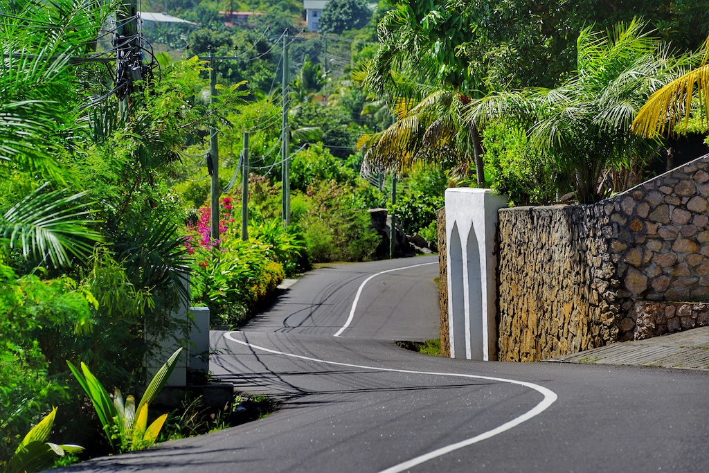 Auf gut ausgebauten - aber engen - Straßen kann man die Insel umrunden