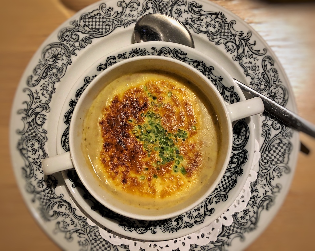 Traditionelle badische Schneckensuppe, serviert im Restaurant Wiedergrün /