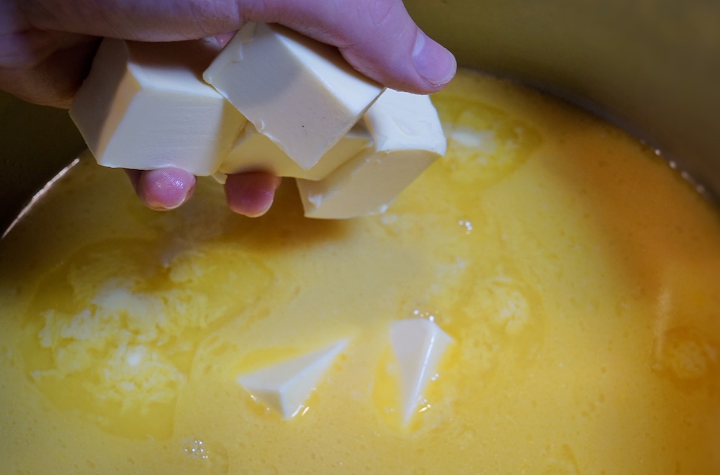Die Beurre Blanc steht kurz vor dem Einsatz. Es wird lediglich Butter hinzugegeben und die Garnelen können pochiert werden / © Redaktion FrontRowSociety.net