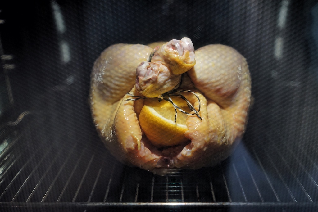 Das gefüllte ganze Hähnchen samt Butterkleid bekommt eine Hitzkur von 220° Grad im Konvektomaten verschrieben / © Redaktion FrontRowSociety.net