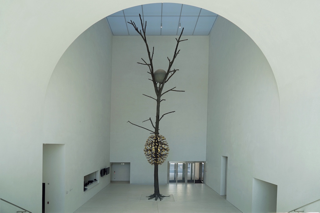 Nussbaum aus Bronze: Das 15 Meter hohe Objekt vermachten Giuseppe Penone und Alice Pauli dem MCBA
