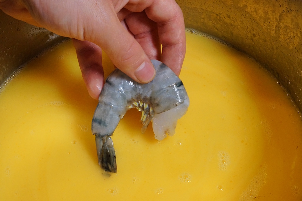 Das Bad ist bereit für die Garnelen. Hier werden die Krustentiere ihre Farbe in ein helles Orange ändern und von der aromenreichen Beurre Blanc ummantelt werden / © Redaktion FrontRowSociety.net