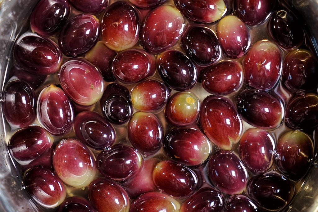 Die angestochenen Weintrauben finden sich in einem Läuterzuckerbad wieder in welchem sie kurz aufgekocht werden / © Redaktion FrontRowSociety.net