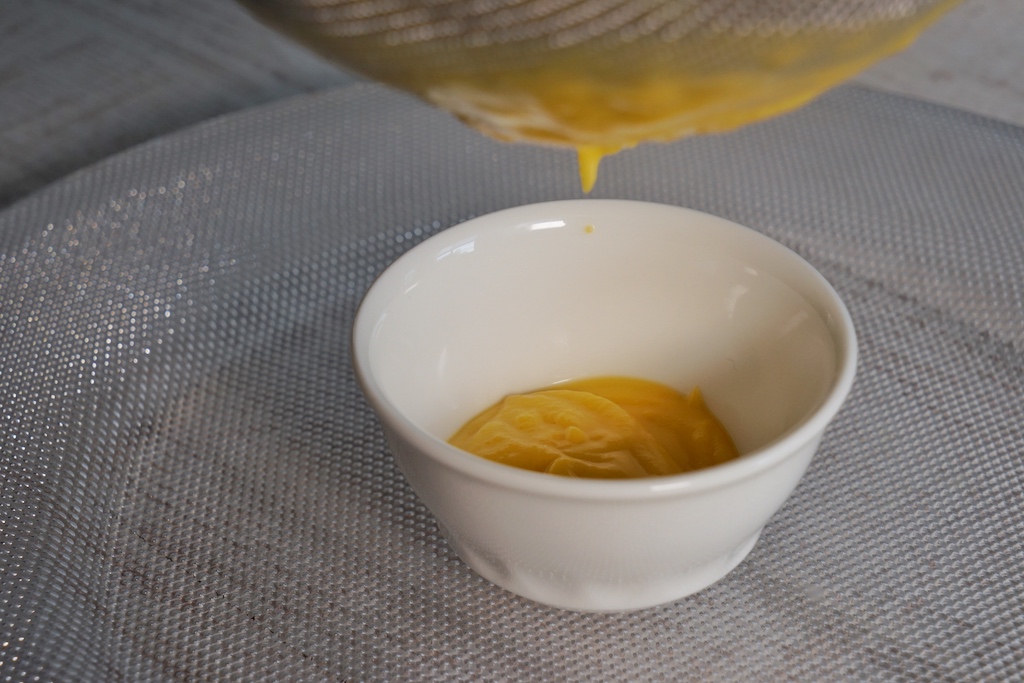 Das Butternusskürbis-Püree ist fertig und wird zur Vervollstädnigung durch ein Sieb gestrichen / © Redaktion FrontRowSociety.net