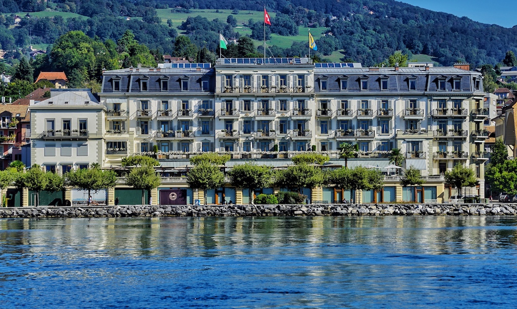 Das zu Leading Hotels of the World zugehörige Haus "Hotel des Trois Couronnes " von der Seeseite aus