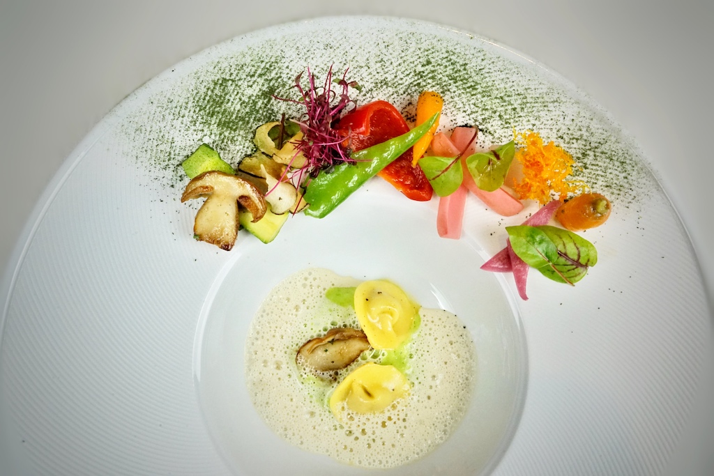 Steinpilzravioli im Gemüsegarten, gepaart mit weißem Trüffel - zu solchen Gerichten harmoniert Zitronenthymian erstklassig