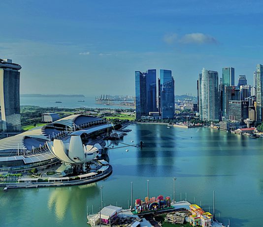 Atemberaubende Aussicht auf die Marina Bay in Singapur vom Hotel 