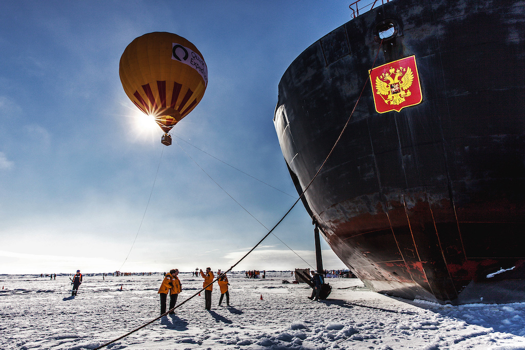Ein gewaltiger Fesselballon steigt zur Feier des Tages vor dem Schiff auf