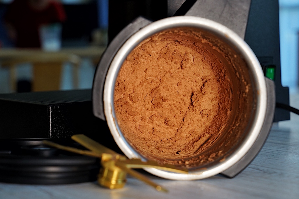 Tiefgefrorene Masse für den Schokoladenkuchen mit flüssigem Kern