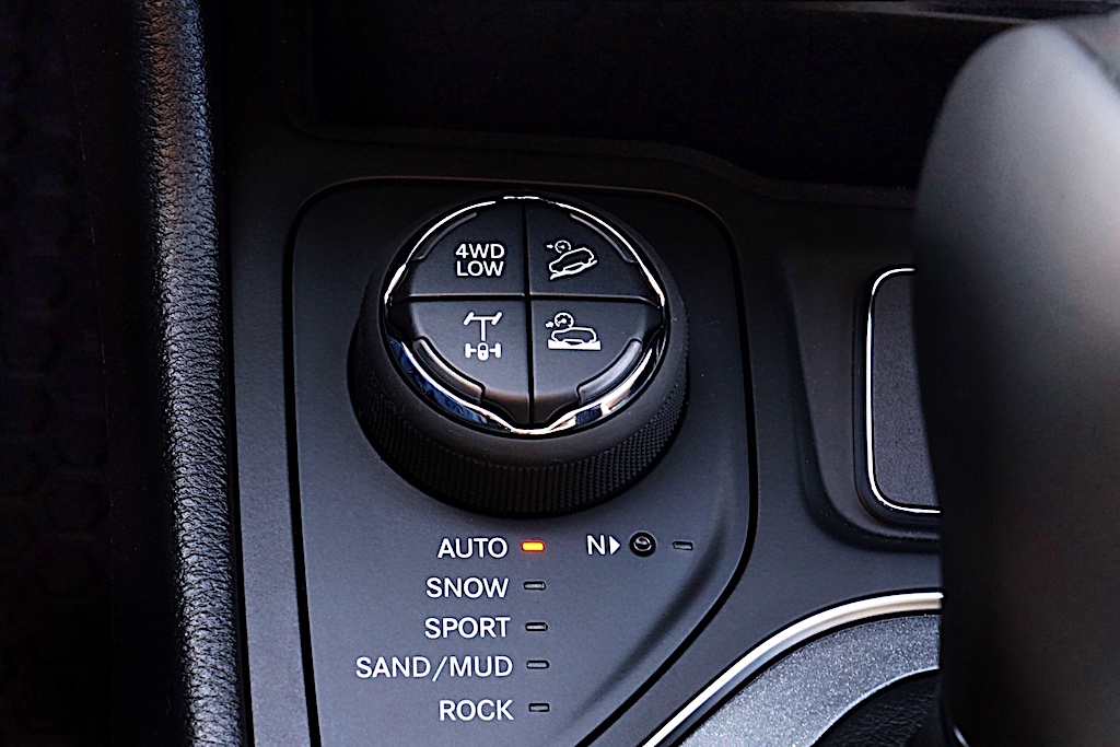 Über "Selec-Terrain​"​​ ​wählt der Fahrer die bevorzugte Einstellung "Auto", ​„Snow“​, "Sport" "Sand/Mud“ oder „Rock“