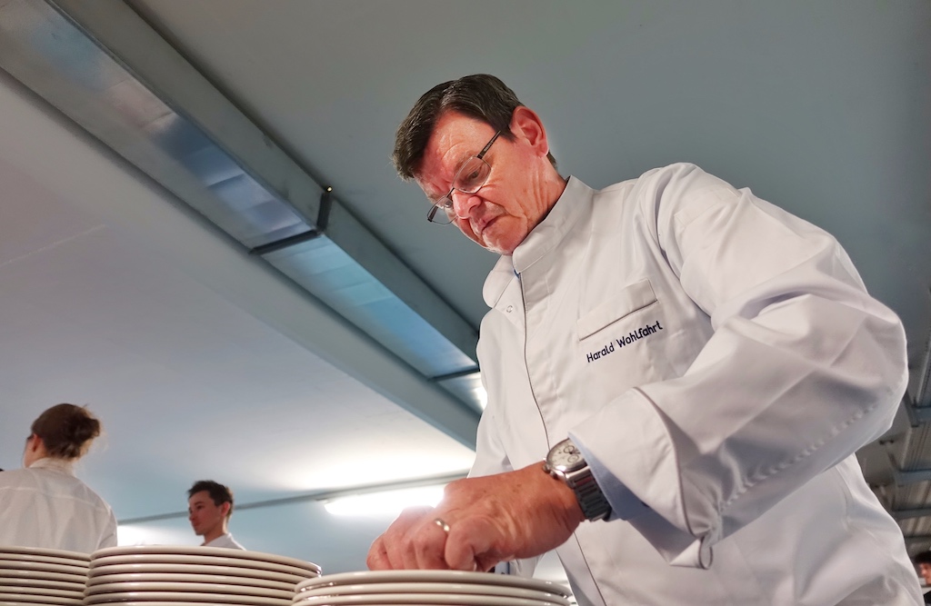 Harald Wohlfahrt - Konzentration beim Anrichten der Teller, jedes Detail ist wichtig und muss perfekt sein