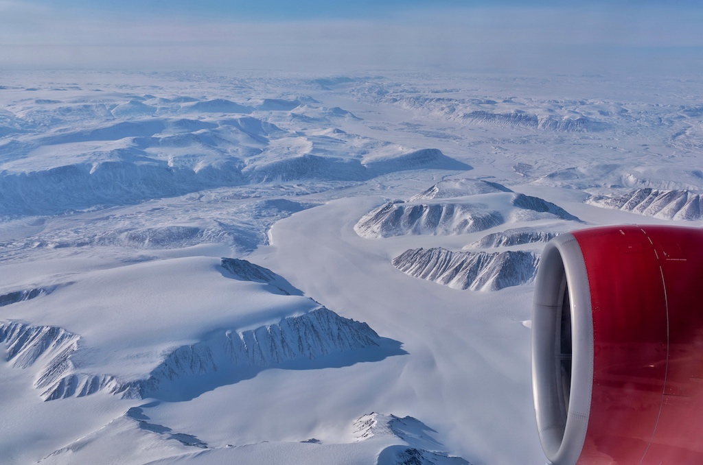 Blick von oben auf den Nordpol. Bei einem Spezial-Tiefflug. Das wohl reinste und klarste Wasser der Welt kommt aus knapp 1000 Kilometer Entfernung aus der Region Svalbard
