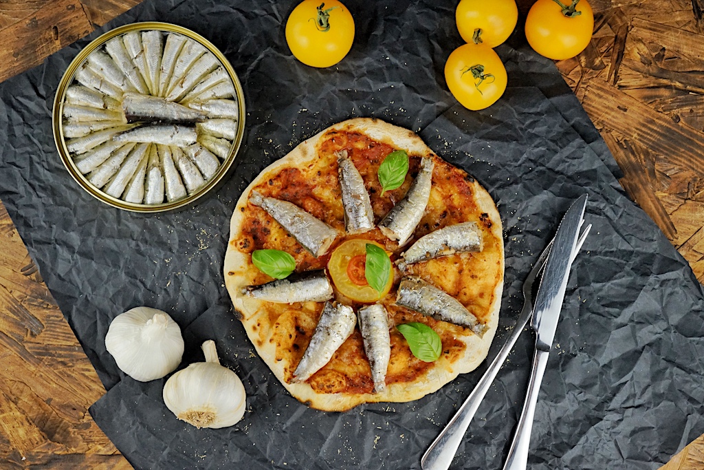 Geschmack ist alles: Köstliche Pizza aus dem OONI Pro, welcher mit Weißeiche Holzkohle befeuert wurde Als Belag haben wir uns für Sardinen von La-Brujula entschieden, die über manger trouve in Deutschland angeboten werden