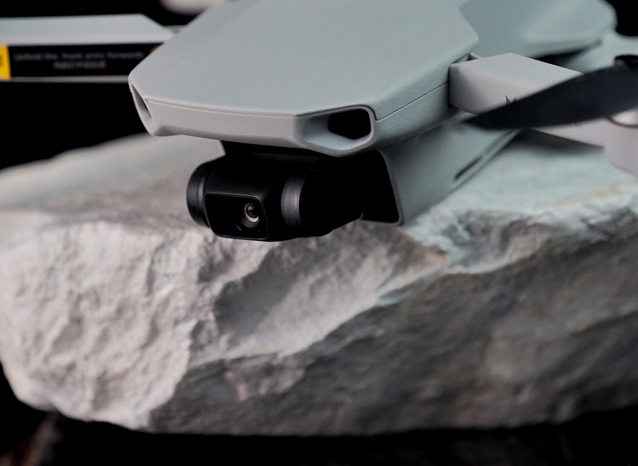 Die kleine Kamera am Bug der Drohne schafft in der höchsten Auflösung 2,7K mit 30 Bildern pro Sekunde, bei einer 40 Mbit Video-Bitrate