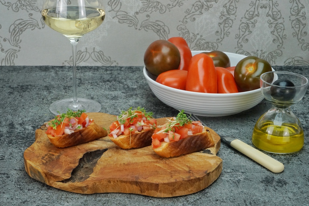 Kein Kalbfleisch zur Hand? Über klassisches Bruschetta mit San Marzano Tomaten freuen sich die Gäste ebenfalls