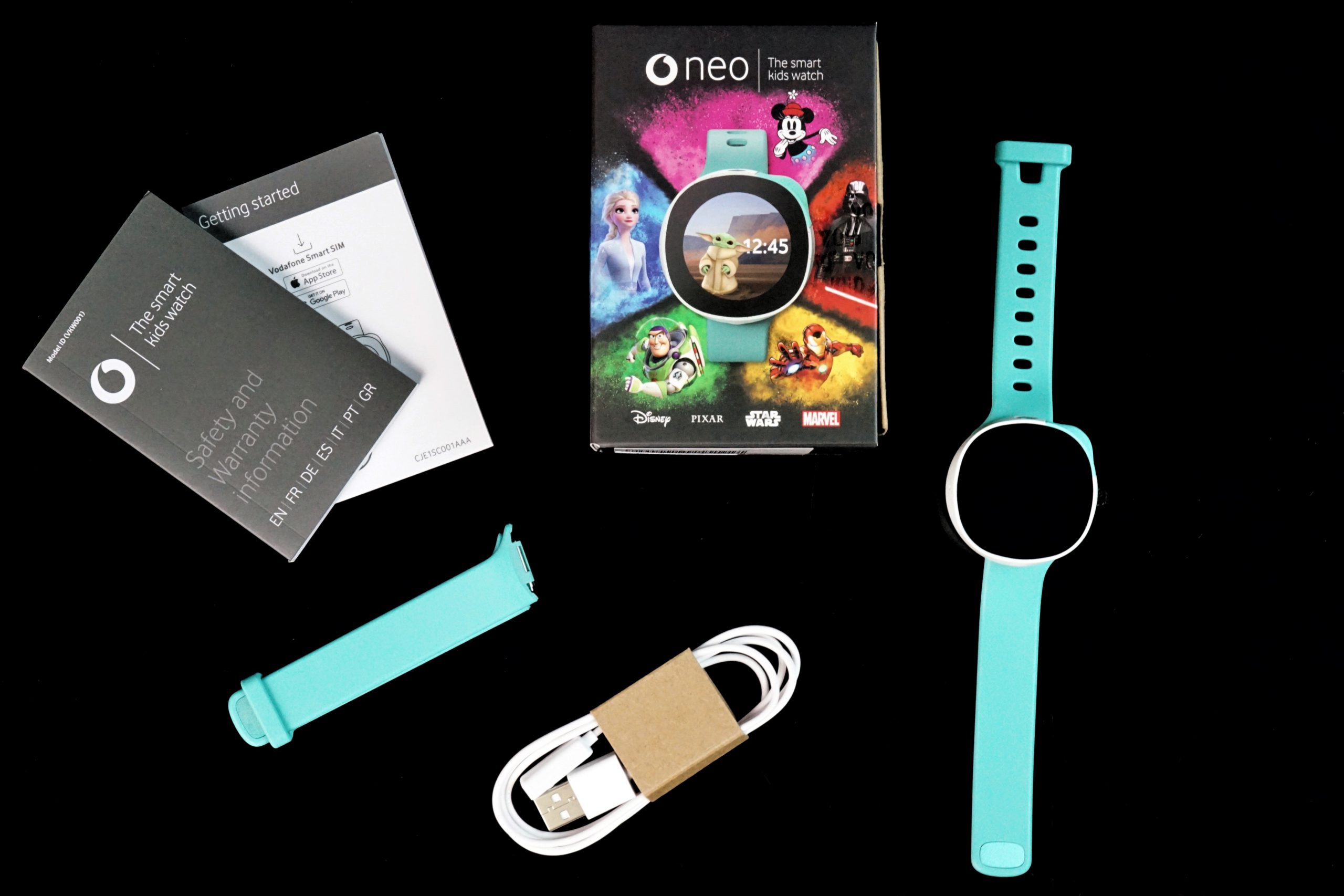 Im Lieferumfang sind die Neo Smartwatch, ein zusätzliches Armband, das Ladegabel und eine Kurzanleitung dabei