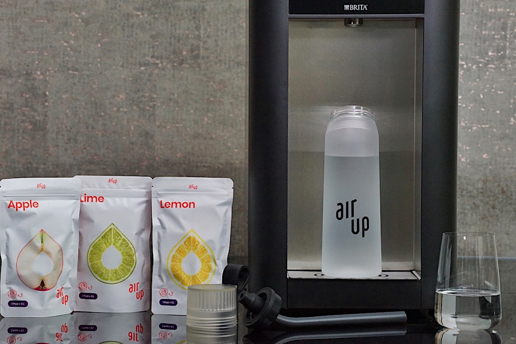 Die Trinkflasche - gefertigt aus Tritan, dem BPA-freiem Kunststoff - steht bei air up nicht im Fokus. Der Star sind die austauschbaren Pods, welche dem Leistungswasser einen individuellen Geschmack verleihen. Ganz ohne Zucker, Kalorien und sonstige Zusatzstoffe