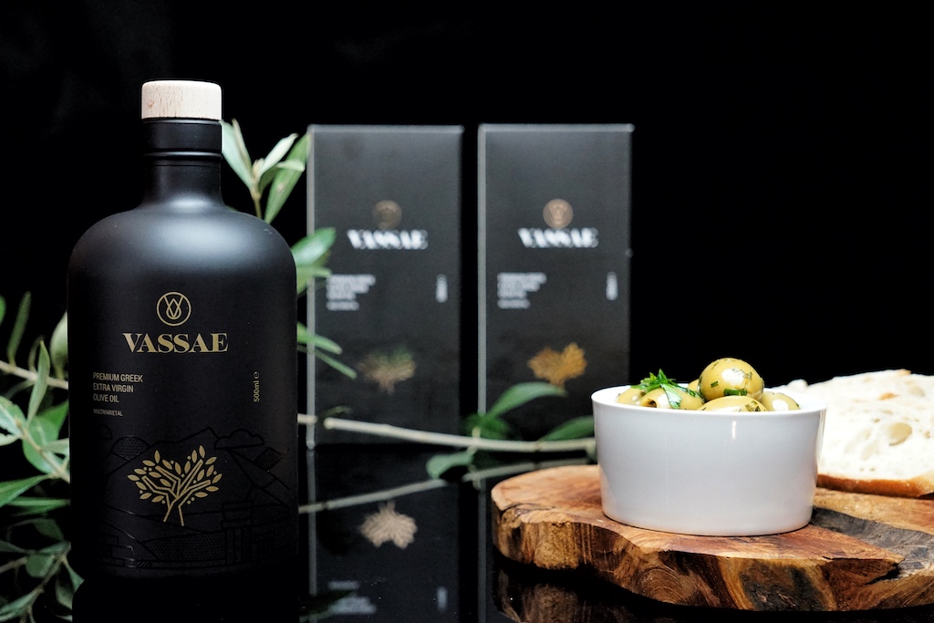 Gut verpackt tritt das VASSAE Olivenöl den weltweiten Weg in die Restaurants und guten Küchen an