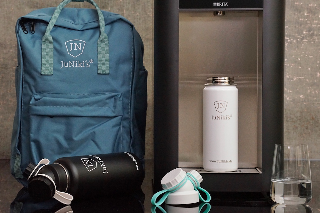 JuNiki's Rücksäcke bieten genügend Platz in den Seitentaschen, auch für große Trinkflaschen
