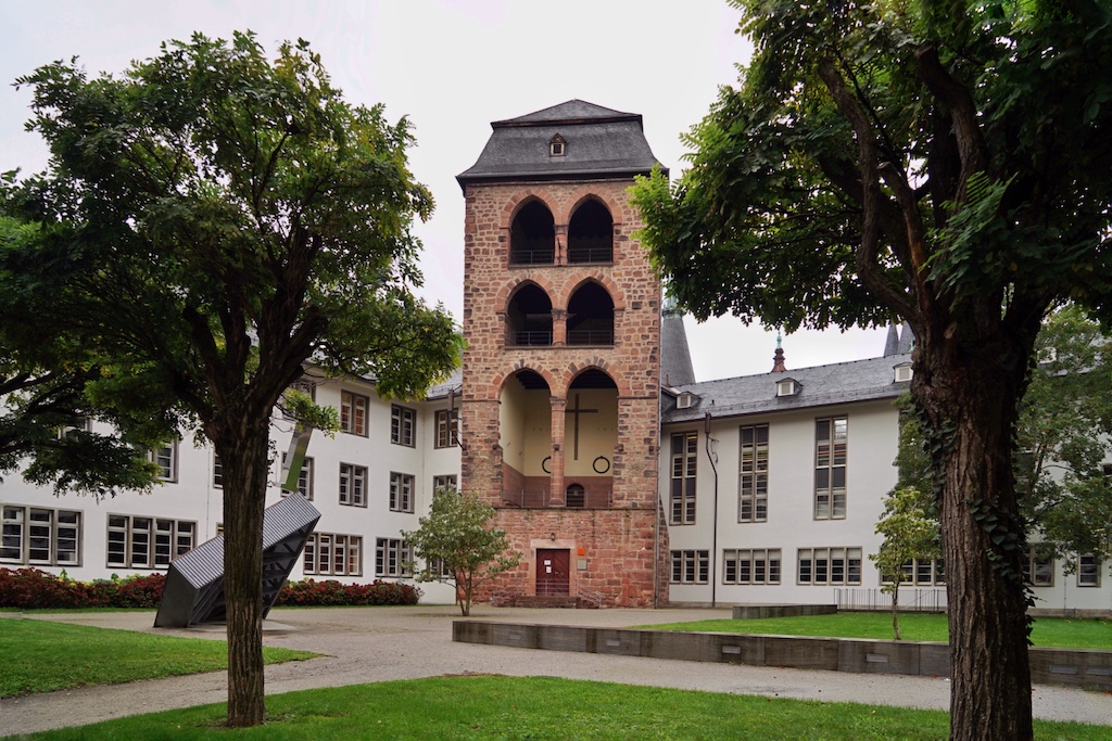Um den ehemaligen Wehrturm, der irgendwann Hexenturm genannt wurde, baute man kurzerhand die Gebäude der neuen Universität herum