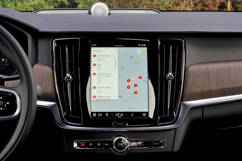 Das Navigationssystem baut auf Google Maps auf und kann so auch per Sprachsteuerung mit Google Assistant genutzt werden