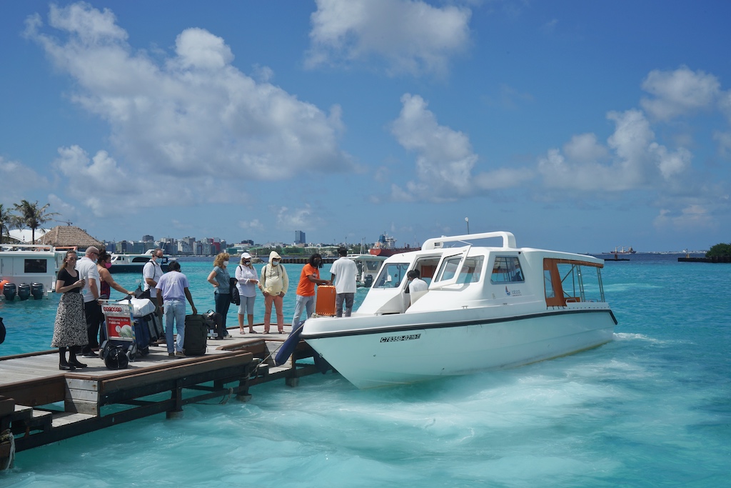 Die Malediven sind gefragter denn je, von Jahr zu Jahr reisen mehr Touristen an und werden mit dem Schnellboot ...