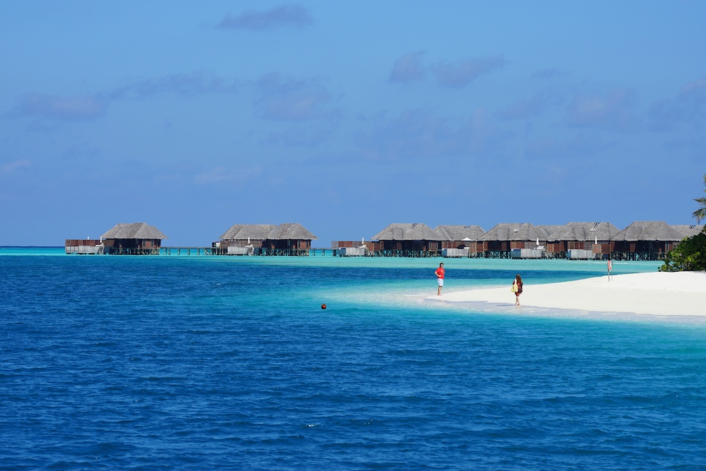 Von den knapp 1200 Inseln auf den Maldiven sind gut 200 bewohnt, hier im Bild ein attraktiver Strandabschnitt mit Wasservillen im Hintergrund