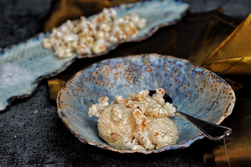 Köstlicher Genuss: Farina-Bona-Glacé mit Fleur de Sel und Popcorn; Geschirr: Maravillas