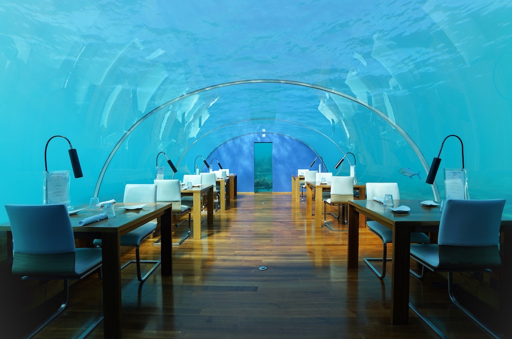 Mit der Bahn und dem Fahrrad nicht zu erreichen - die bekannten Unterwasser-Restaurants auf den Malediven, wie hier etwa das auf Conrad Maldives Rangali