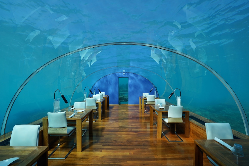 Das wohl außergewöhnlichste Restaurant - ITHAA ist das weltweit erste Unterwasser-Restaurant und gehört zu "Conrad Maldives Rangali"