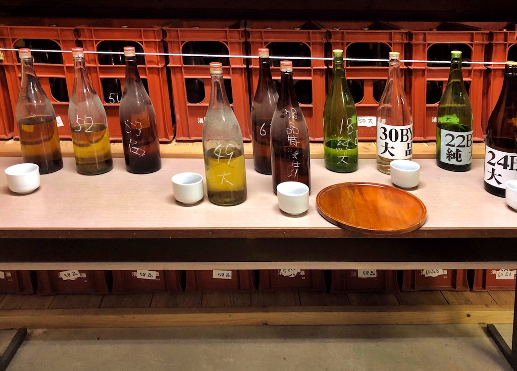 Aged Sake Tasting in der Brauerei Kayashima, Kunisaki. In den klaren Flaschen kommt die sich durch die Reifung ergebende Färbung deutlich zur Geltung