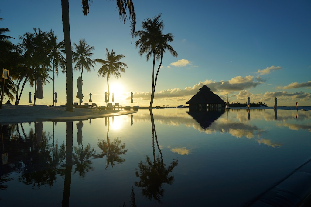 Auf Wiedersehen auf den Malediven, vielleicht im Pool des exklusiven Resort