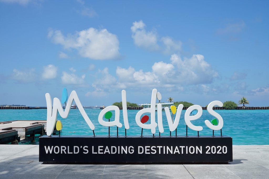 Willkommen auf den Maldiven. Aus der ganzen Welt reisen Touristen an, um sich auf einer der vielen Trauminseln zu entspannen