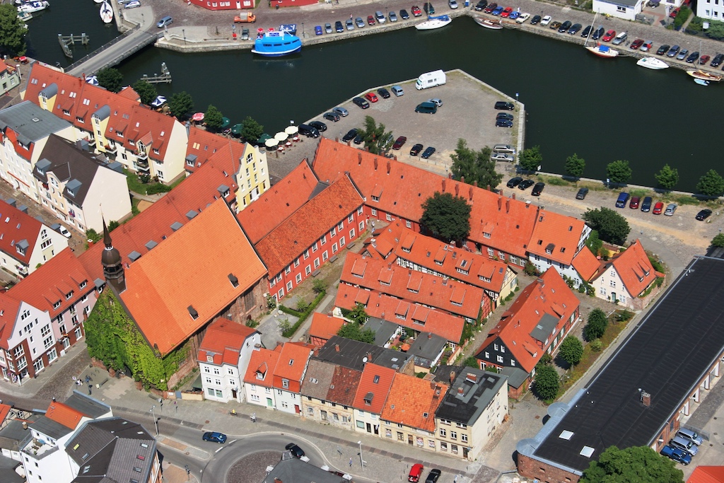 Heilgeistkloster Nr. 7 2. Haus v.r. obere Reihe Stralsund aus dem 16. Jahrhundert