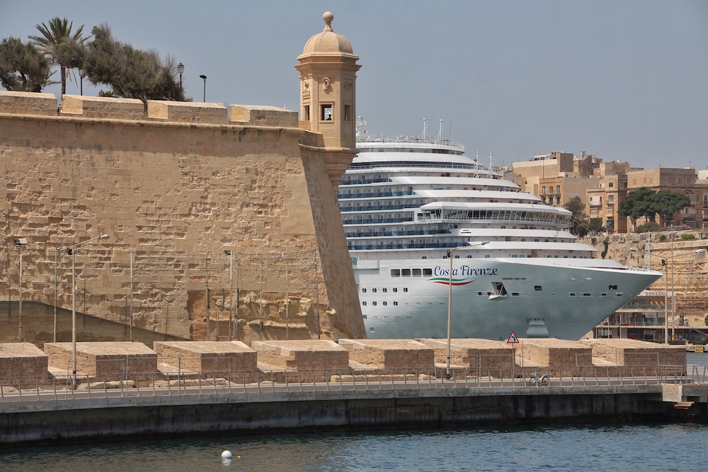 Im altehrwürdigen Grand Harbour von La Valletta stechen schneeweiße Traumschiffe wie die „Costa Firenze“ seit jeher vor der Kulisse der historischen Bauten hervor