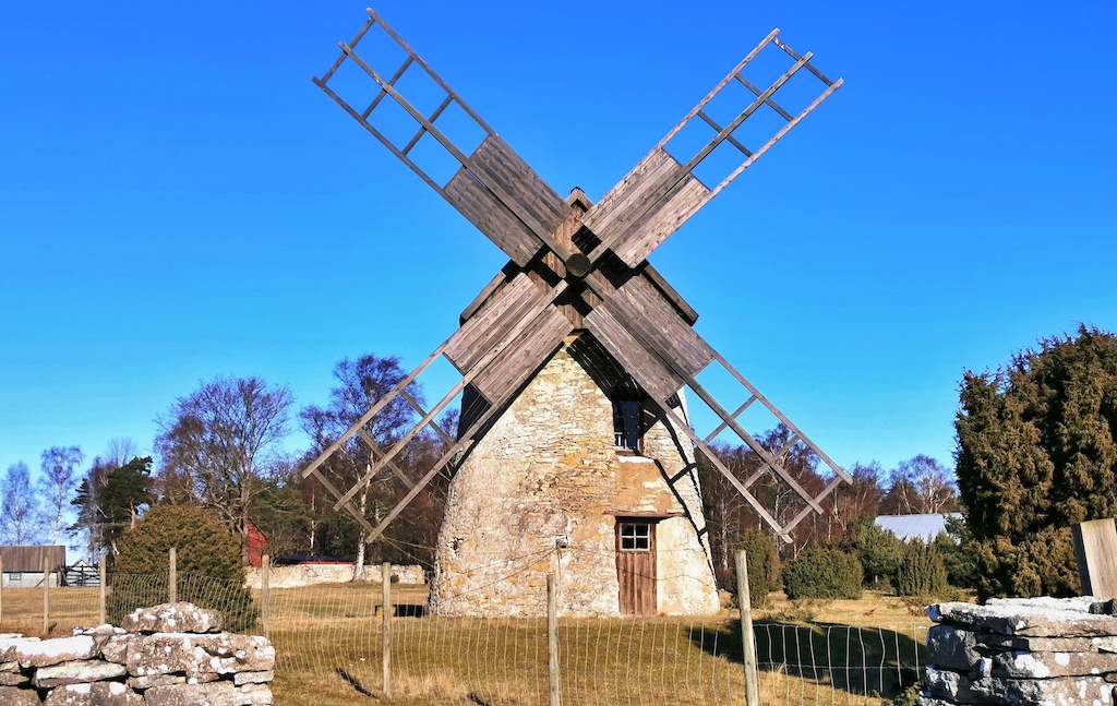 Eine der vielen hölzernen Windmühlen