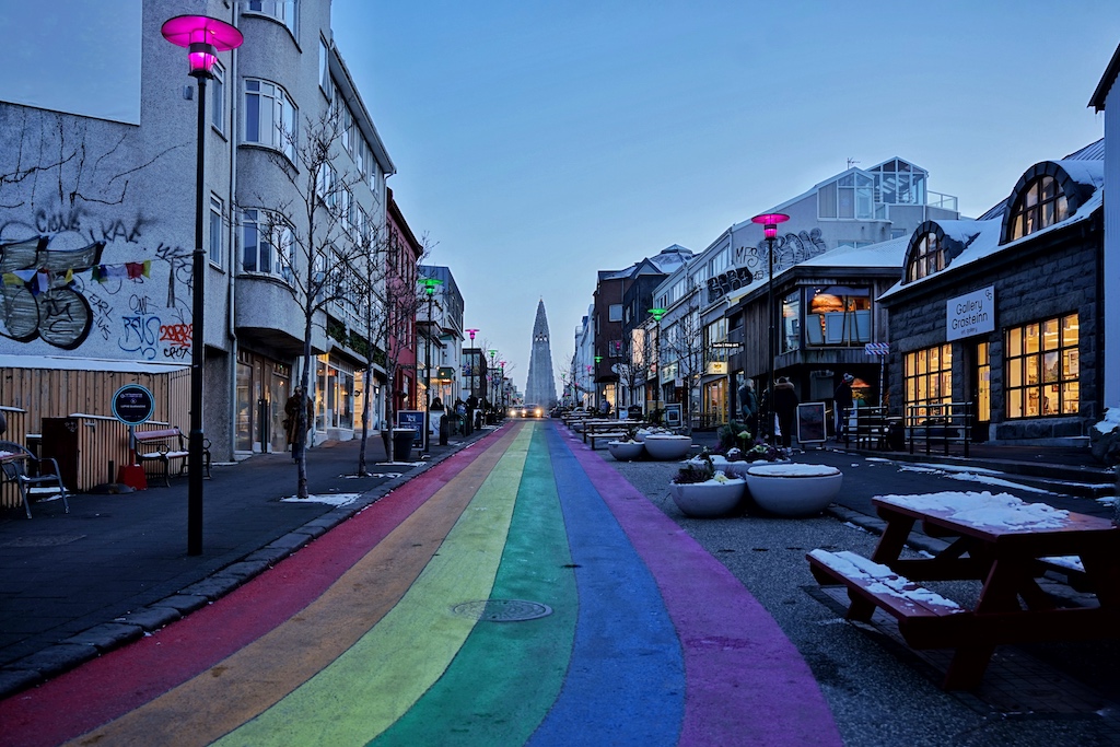 Das ganze Jahr über präsent: Anlässlich des Gay-Pride-Festivals färbten Reykjaviks Bürgermeister Dagur Eggertsson und zahlreiche Helfer die Straße ein - ein gern genutztes Fotomotiv