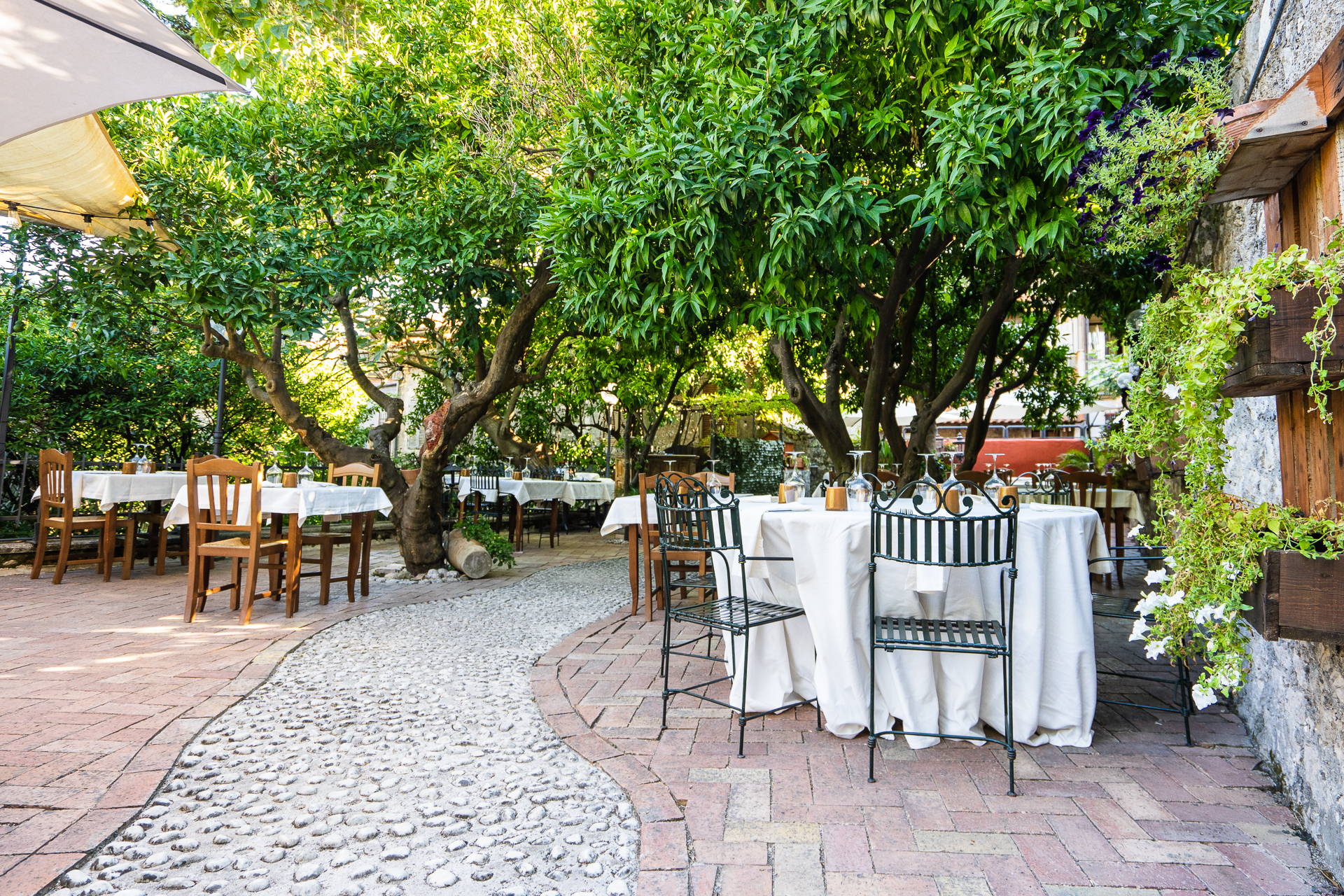Ristorante Il Pomarancio im Freien - gelegen zwischen mittelalterlichen Mauern und duftenden Orangenbäumen