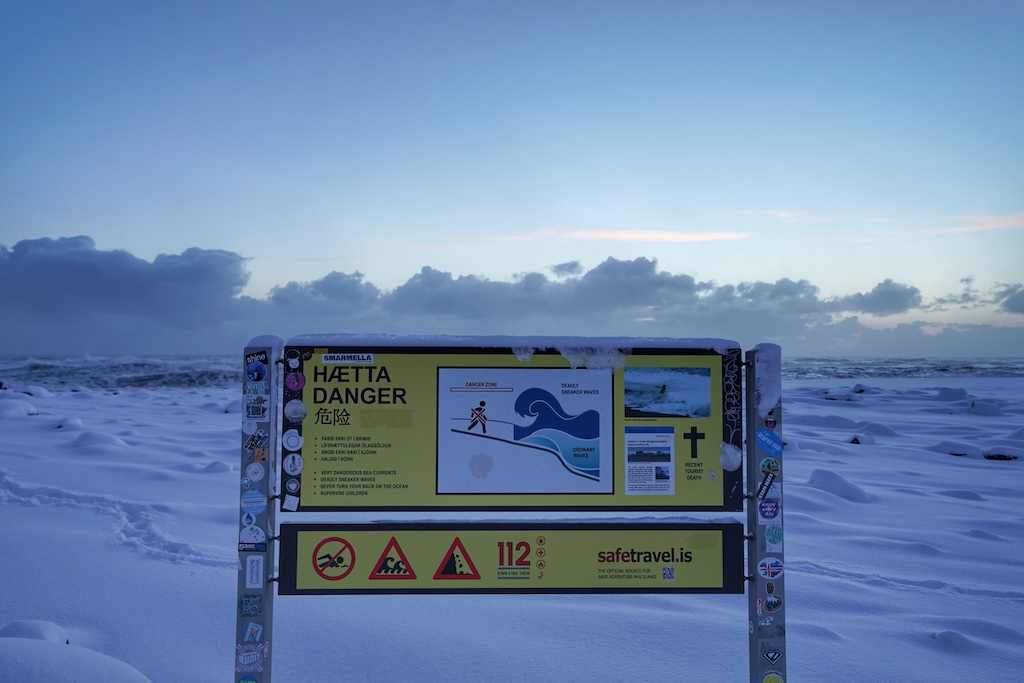 Schilder warnen: Das Betreten des Strandes ist nicht ungefährlich