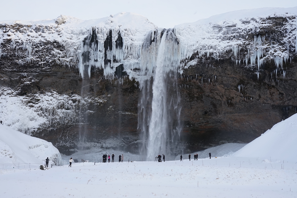 Der Wasserfall Seljalandsfoss wirkt im Winter nicht wirklich farbenfroh, beeindruckend sind jedoch die meterlangen Einszapfen