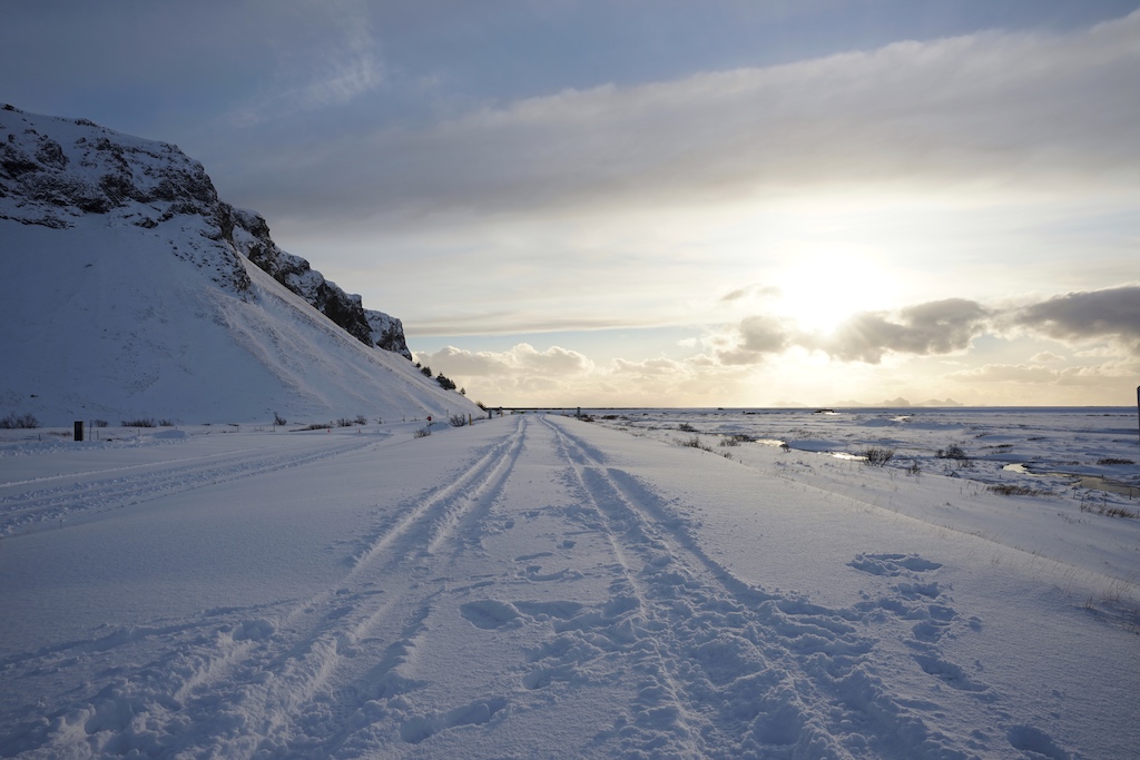 In Island gibt es - auch im Winter - viel zu entdecken und man ist unterwegs umgeben von traumhafter Kulisse, ...