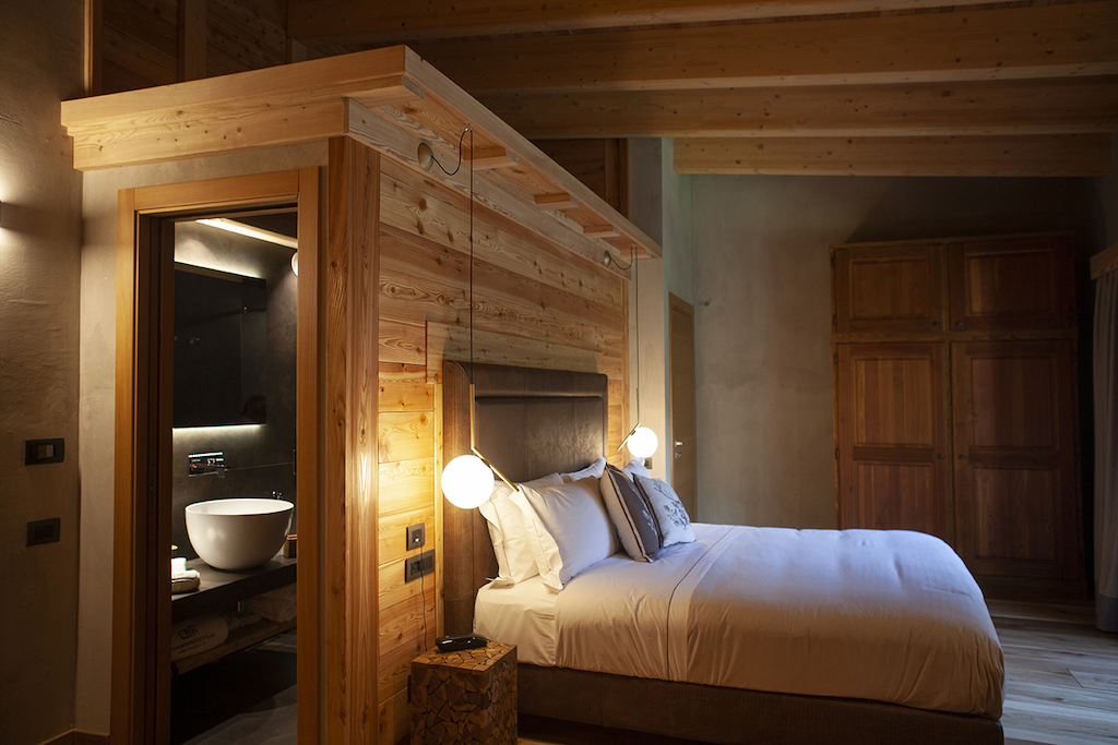 Zimmer und Suiten mit einer warmen, gemütlichen Atmosphäre zeichnen das "Au Charmant Petit Lac - Ecohotel Parc & Spa" aus