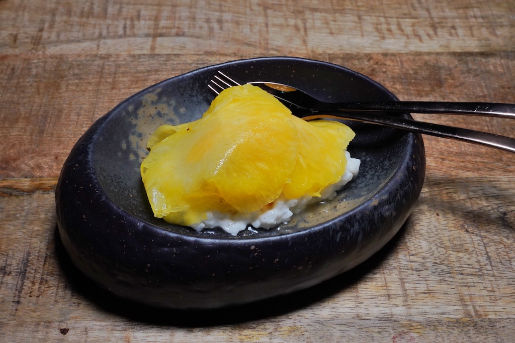 Allerdings kann das Dessert auch etwas exotischer ausfallen - Ananas-Carpaccio mit Kokosnuss-Reispudding, Mango-Sorbet und Limettensirup