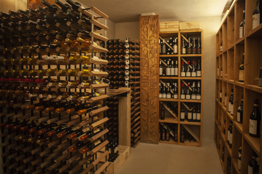 Zu jeder Speise kann ein vorzüglicher Wein aus dem hauseigenen Keller ausgewählt werden