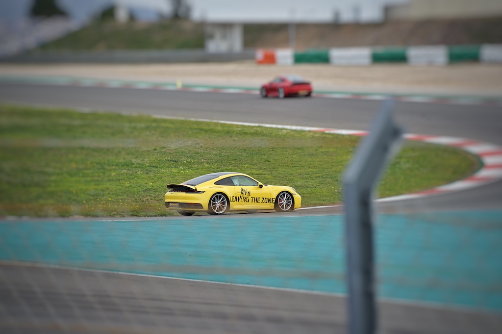 Auch auf der Rennstrecke mit hochmotorisierten Fahrzeugen, wie etwa einem Porsche 911, zeigt der SportContact 7 was ihn ihm steckt