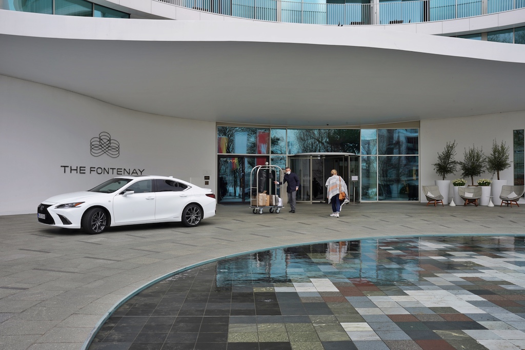 Angekommen mit dem Lexus ES 300h F Sport im exklusiven Hotel in Hamburg "The Fontenay"