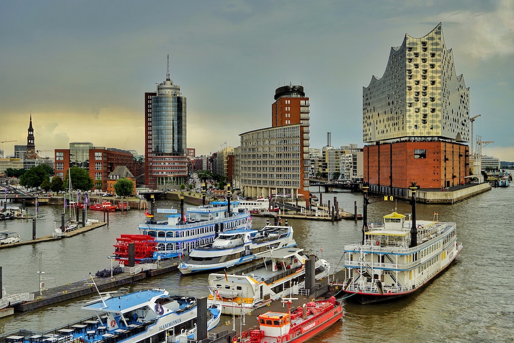 Beeindruckend posiert sich die Elbphilharmonie ins Bild der Hafenstadt Hamburg
