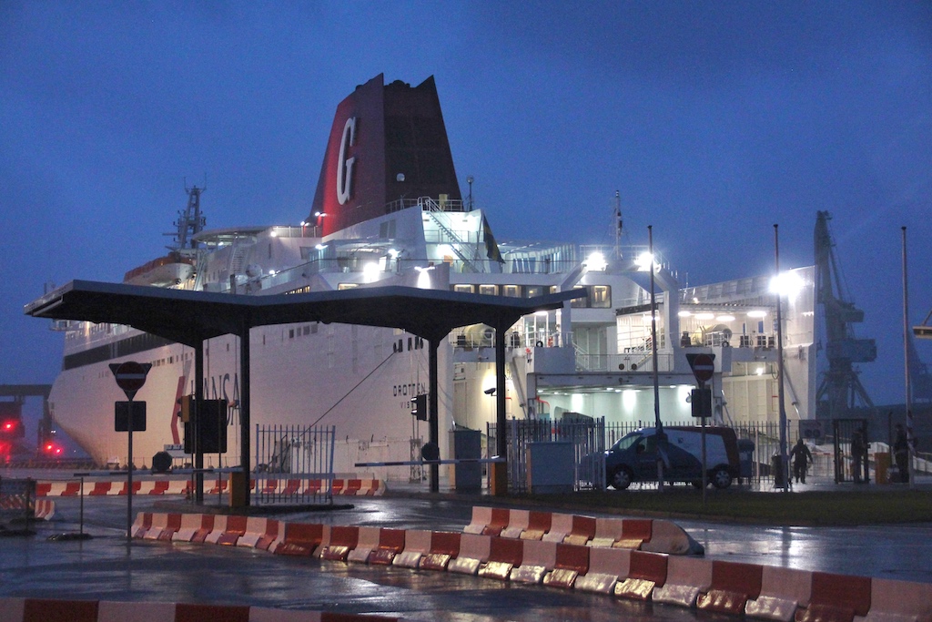 Zur blauen Stunde macht sich die „Drotten“ im Rostocker Seehafen abfahrtbereit für ihre Nachtfahrt nach Schweden