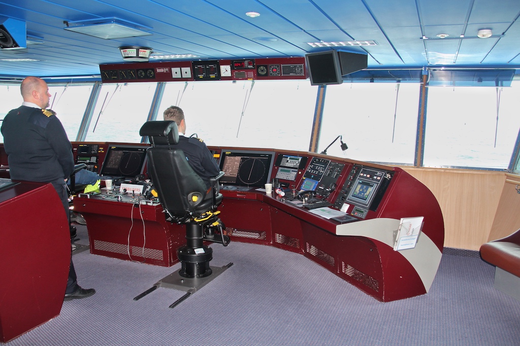 Einem Flugzeug-Cockpit gleicht die mit modernster Elektronik ausgestattete Kommandobrücke der Ostseefähre „Drotten“