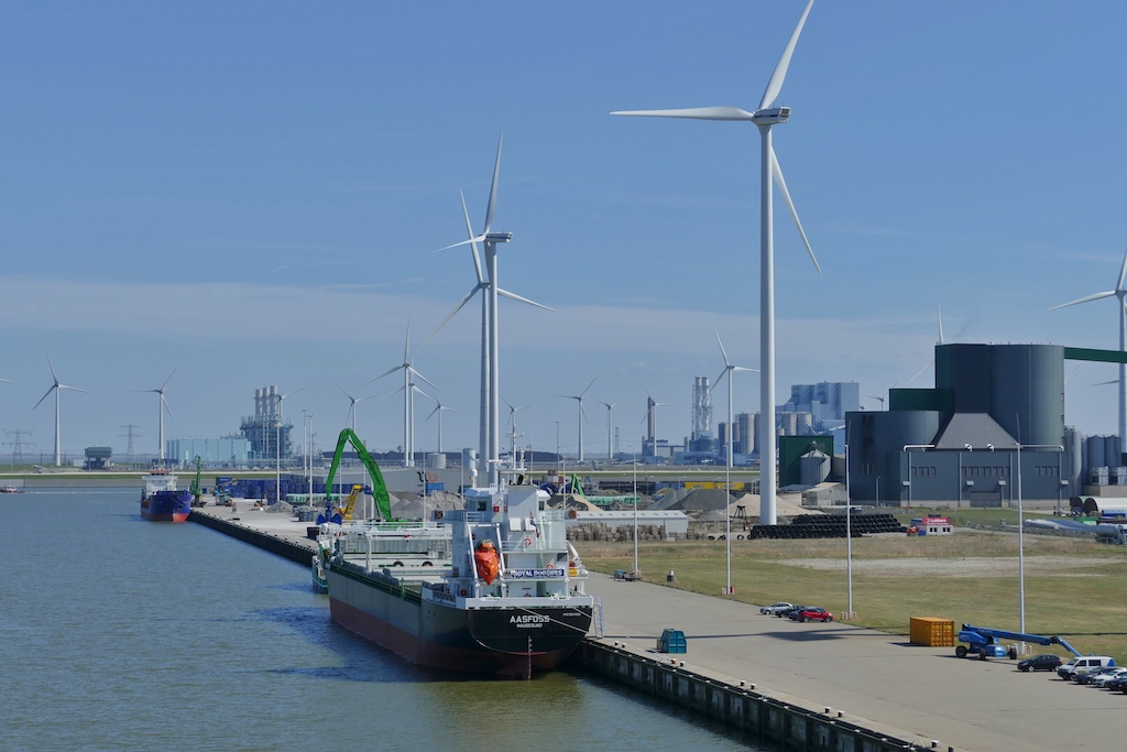 Mit Eemshaven hat sich Holland Norway Lines keinen klassischen niederländischen Nordseehafen ausgesucht. Riesige Windräder, Raffinerien und Tanker prägen das Bild an der Emsmündung